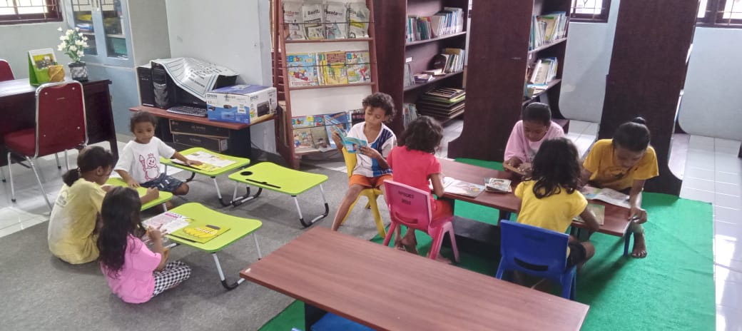 Manfaatkan Liburan Sekolah, Anak-Anak Pilih Kunjungi Perpustakaan Desa